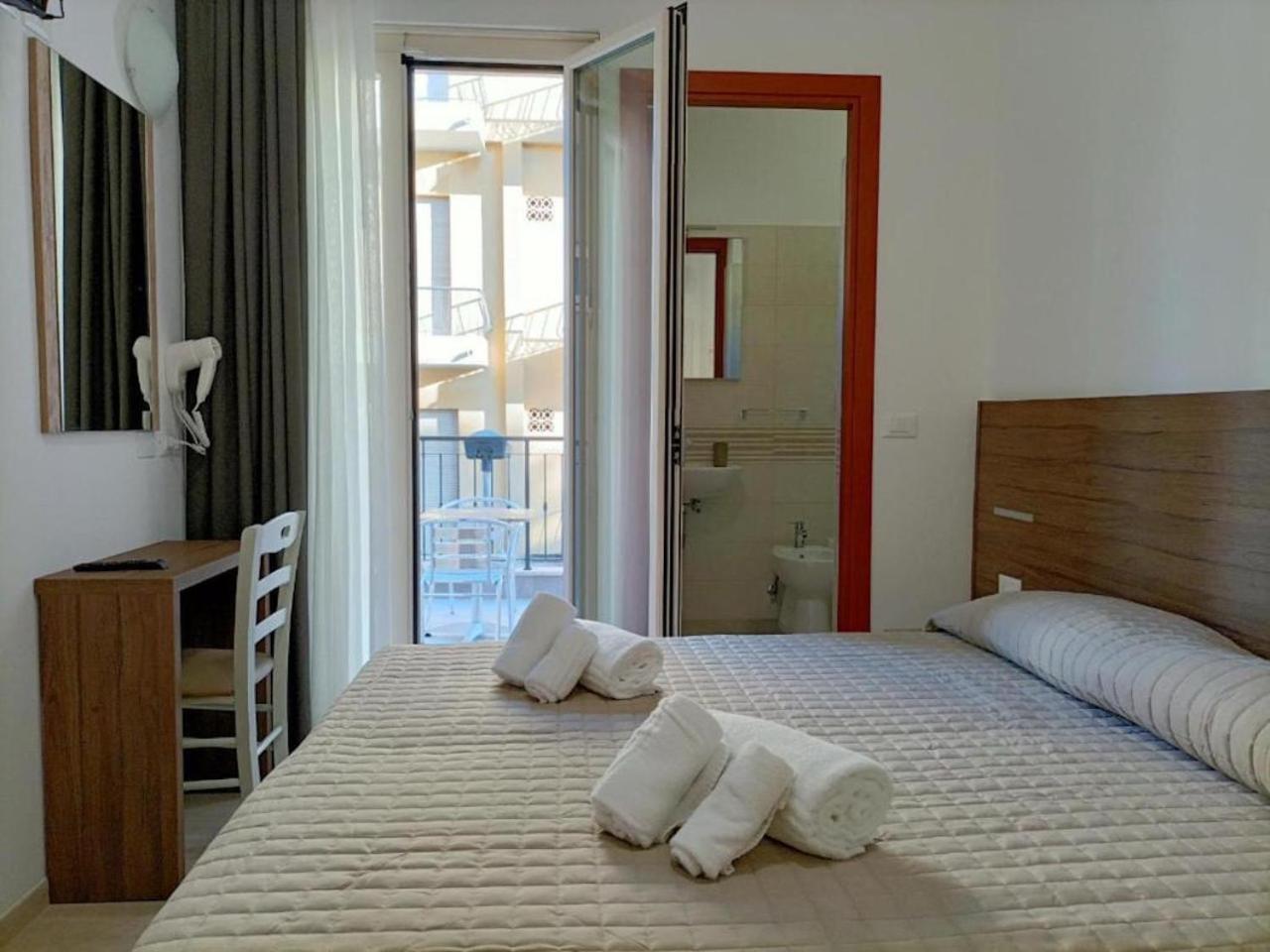 Hotel Bed And Book Rimini Exterior photo